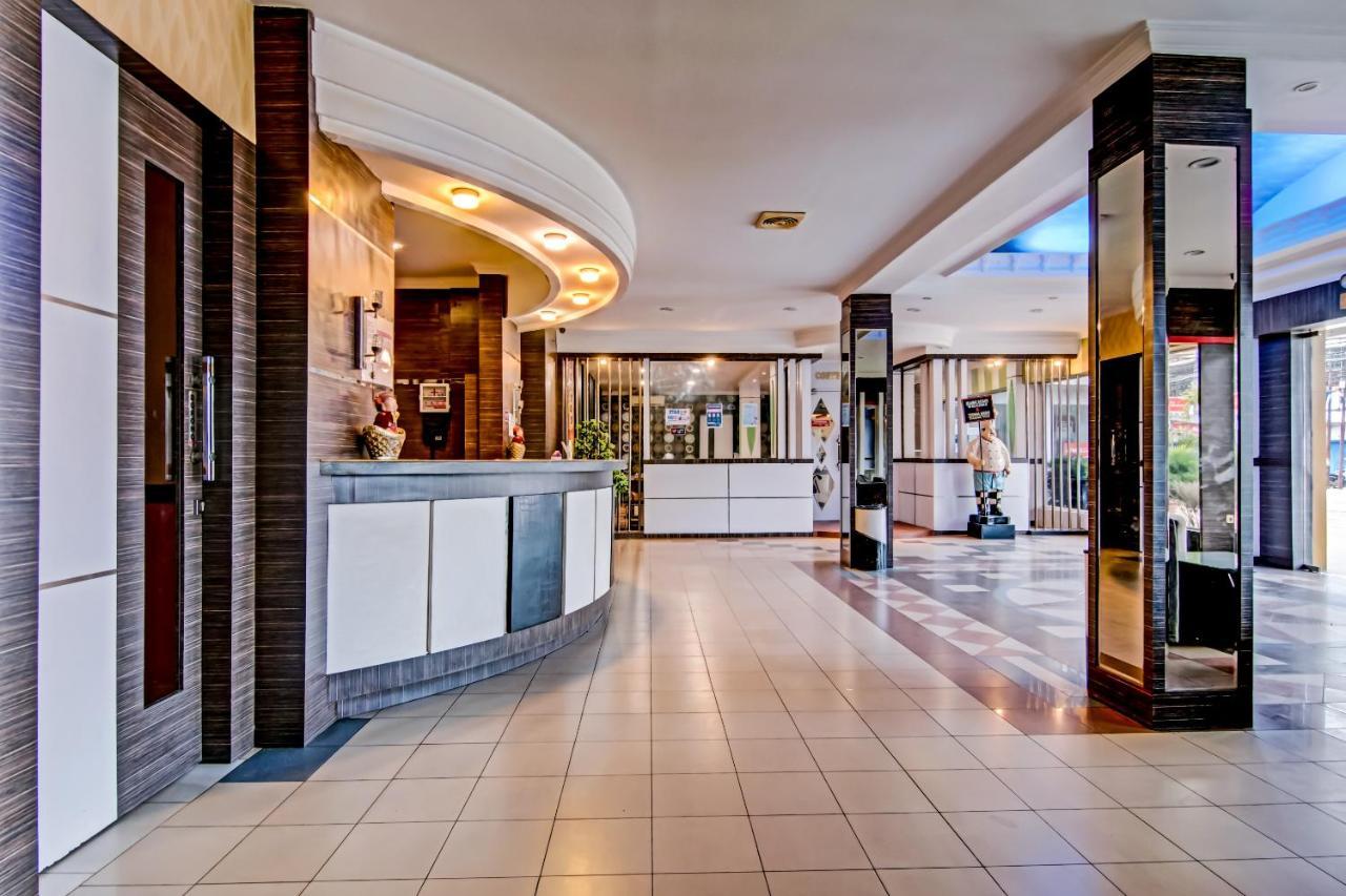 Oyo 90697 Hotel Wisata Думай Экстерьер фото